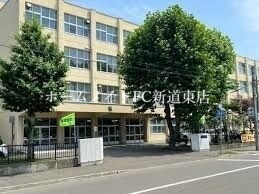 小学校　札幌市立美香保小学校（小学校）まで1113m