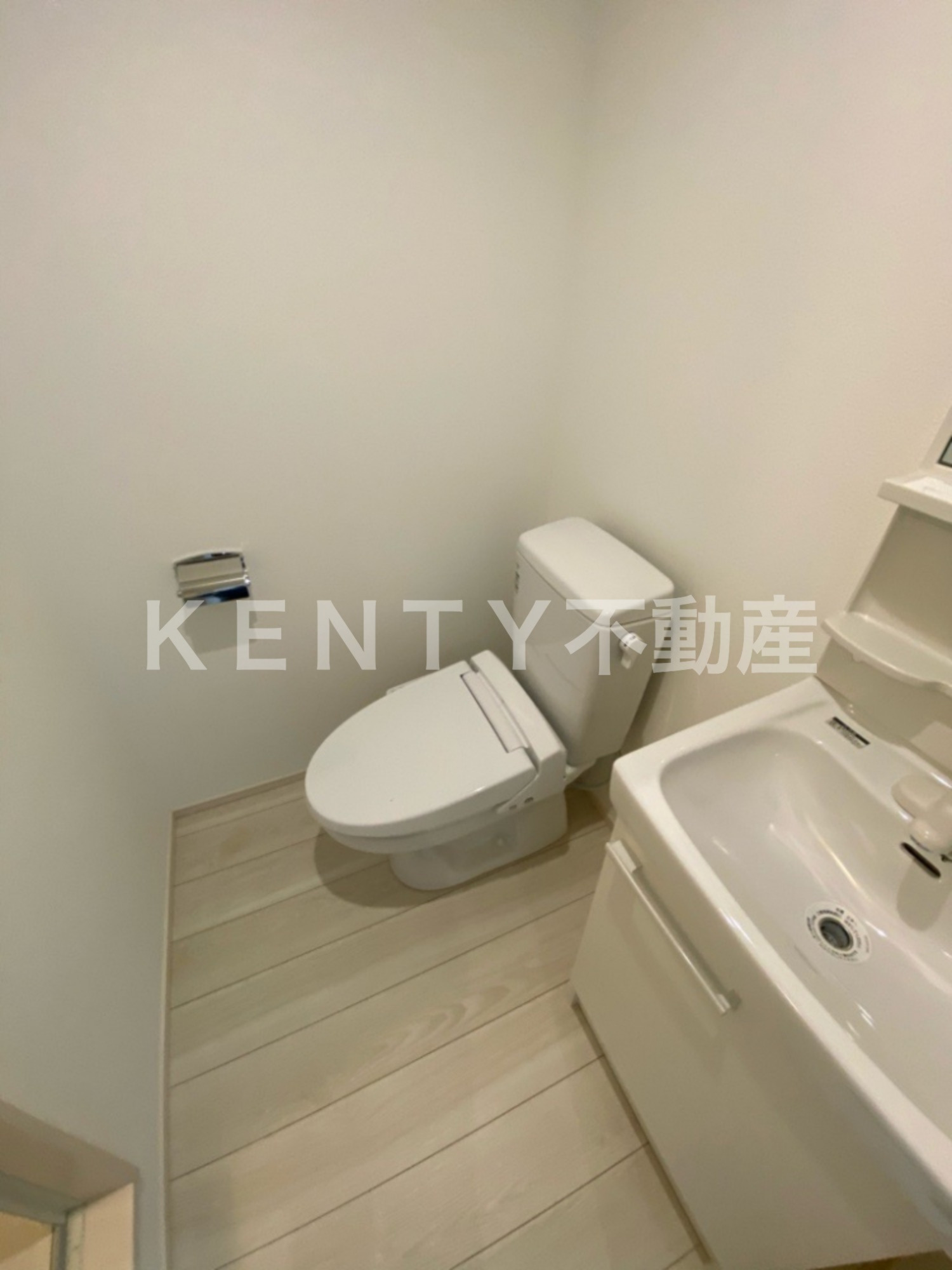 トイレ　落ち着いた色調のトイレです