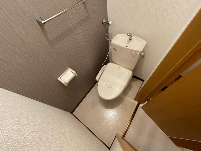 トイレ　ウォシュレット機能がついたトイレです。安心して使用できます。