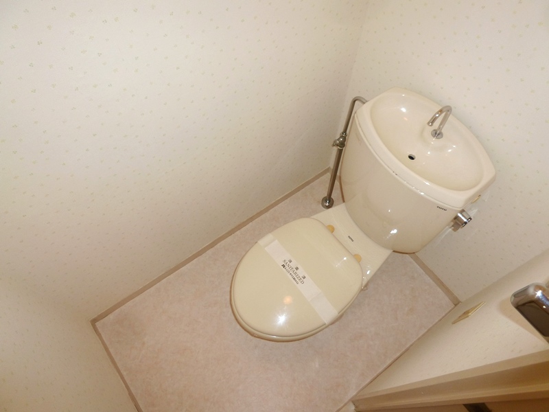 トイレ　温水洗浄便座付きのトイレです♪