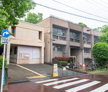 図書館　世田谷区立梅丘図書館（図書館）まで555m