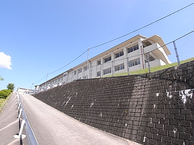 小学校　広陵町立真美ケ丘第二小学校（小学校）まで429m