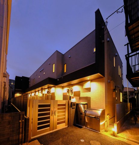 その他共有部分　夜も綺麗な外観です