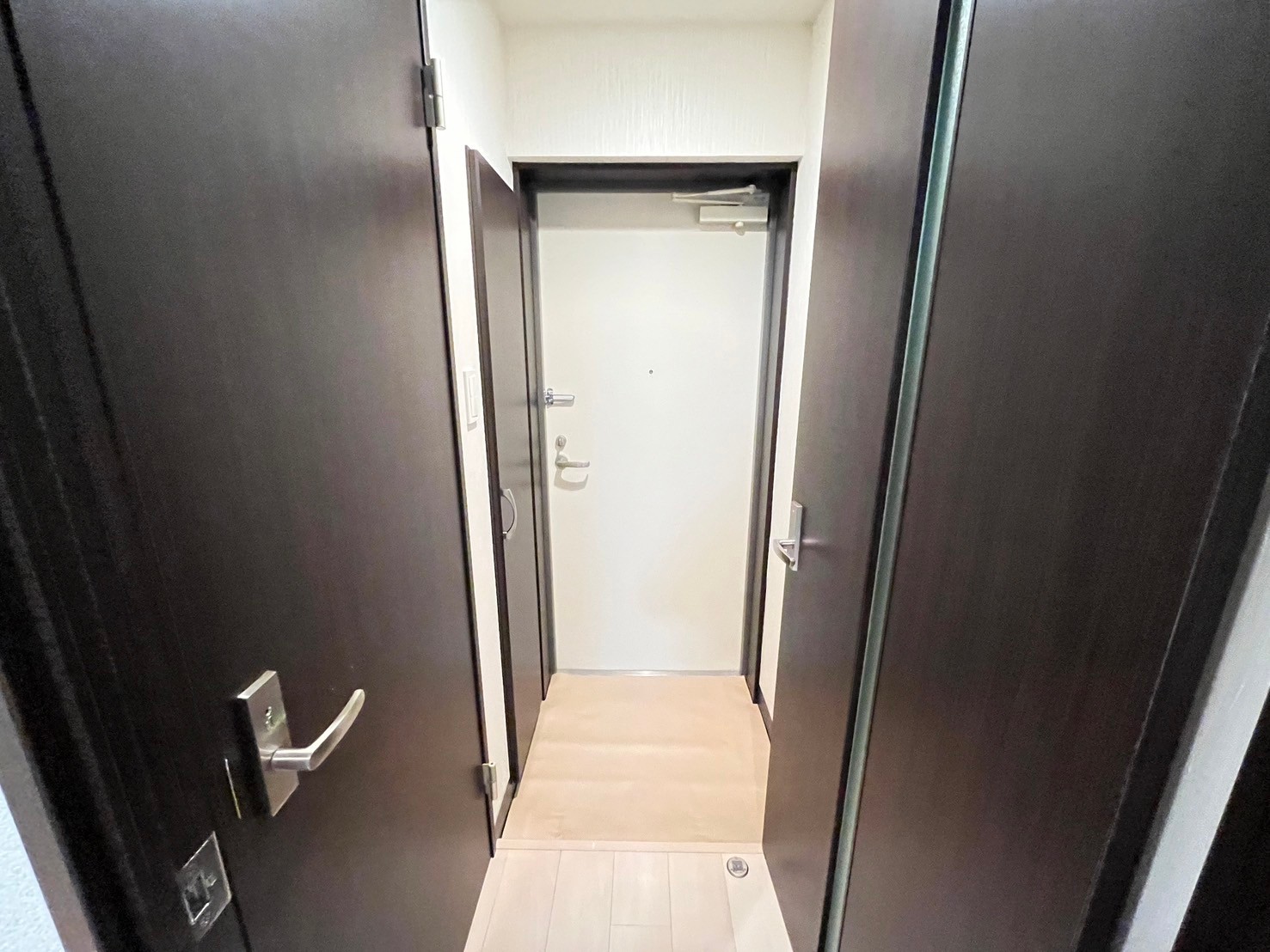 玄関　左右反転タイプ間取りの別部屋の写真です。