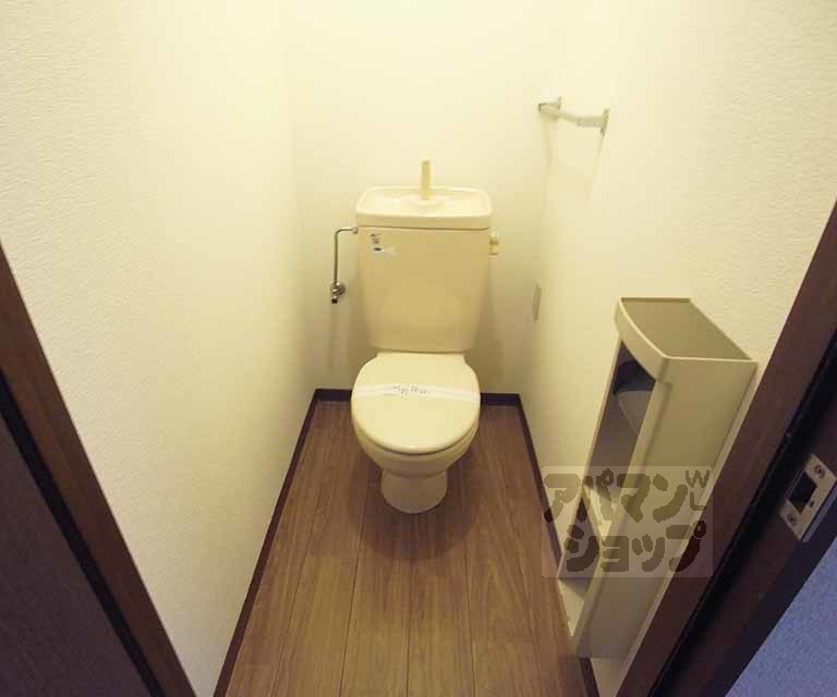 トイレ　収納があり便利です。