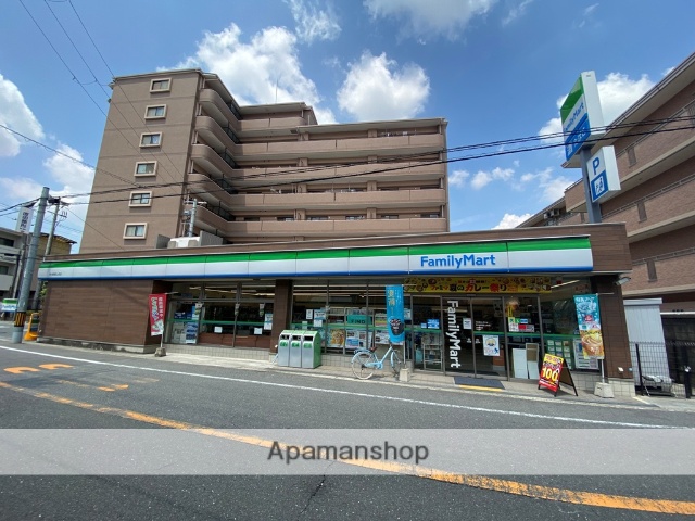 コンビニ　ファミリーマート（コンビニ）まで745m