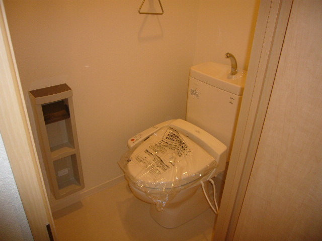 トイレ　スッキリ収納できる小物入れ付きのトイレです♪