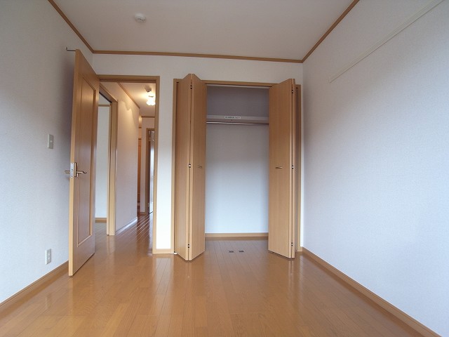 その他部屋・スペース　落ち着いた色調の寝室です