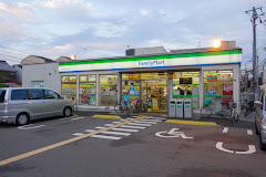 コンビニ　ファミリーマート 東粉浜三丁目店（コンビニ）まで393m