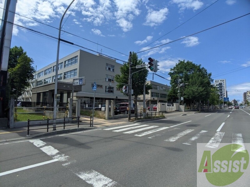 中学校　札幌市立向陵中学校（中学校）まで1078m
