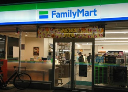 コンビニ　ファミリーマート練馬石神井町八丁目店（コンビニ）まで549m