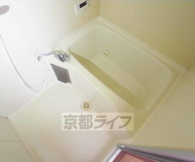 バス・シャワールーム　清潔感のあるバスルームです。