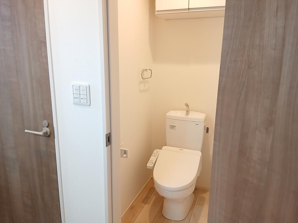 トイレ　トイレの上に棚があって便利！
