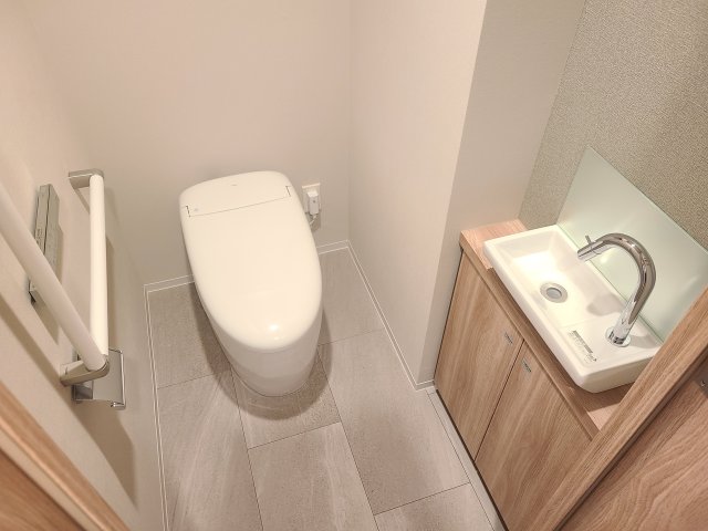 トイレ　★節水タイプのタンクレストイレ・温水洗浄便座付き★