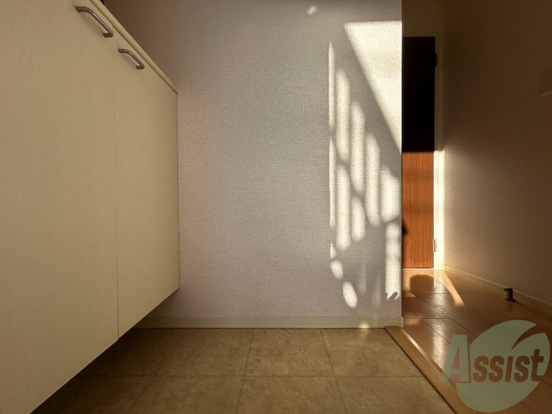 玄関　玄関からの様子です。すぐ部屋が見えないのは安心ですね。