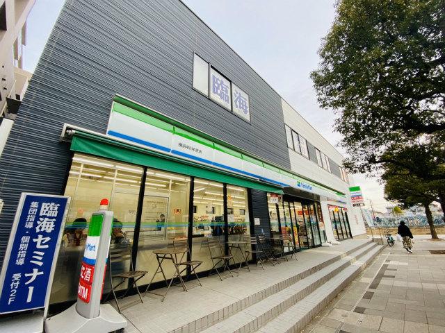 コンビニ　ファミリーマート横浜中川中央店（コンビニ）まで230m