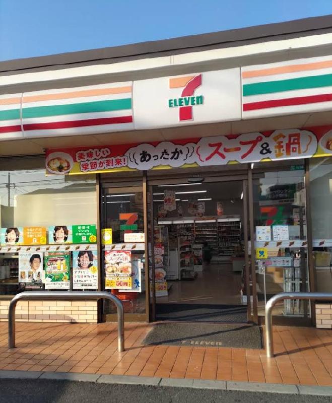 コンビニ　ファミリーマート（コンビニ）まで400m