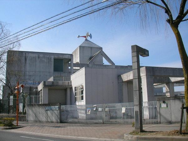 小学校　富田林市立小金台小学校（小学校）まで559m