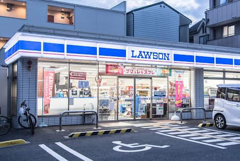 コンビニ　ローソン 鷹合四丁目店（コンビニ）まで50m