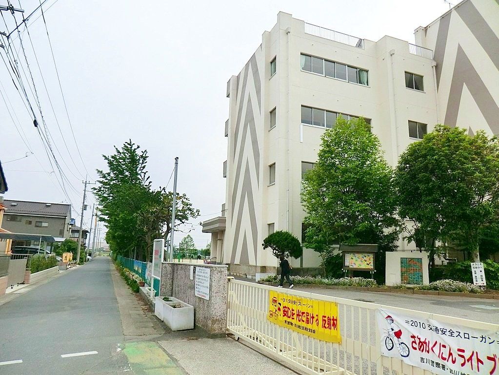小学校　吉川市立北谷小学校（小学校）まで1050m