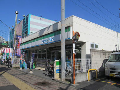 コンビニ　ファミリーマート 大島四丁目店（コンビニ）まで526m