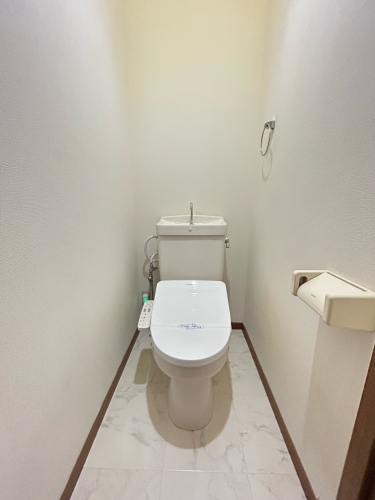トイレ　※別号室反転タイプ写真になります。現況優先といたします。