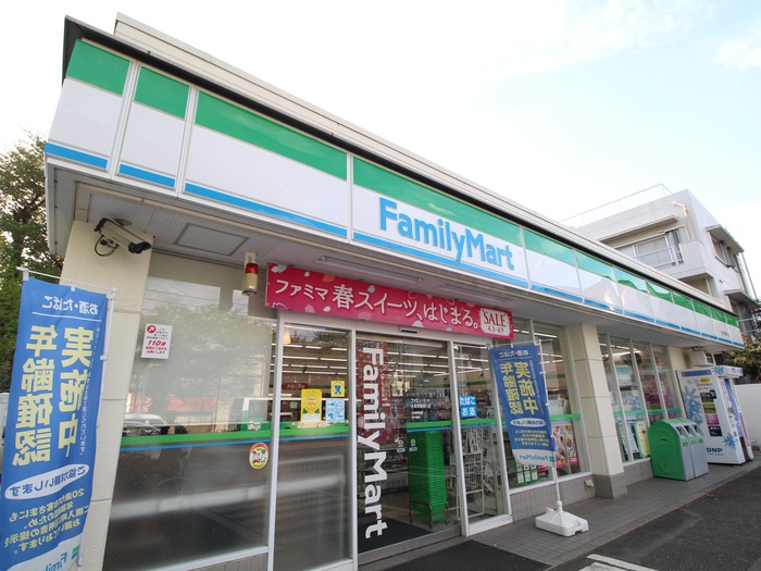 コンビニ　ファミリーマート（コンビニ）まで800m