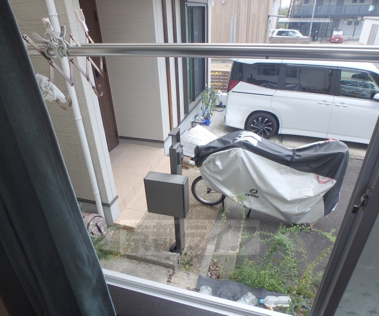 バルコニー　部屋から洗濯物が干せます。