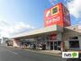 ドラックストア　サンドラッグ青山店（ドラッグストア）まで528m