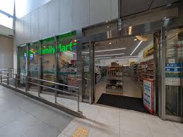 コンビニ　ファミリーマート KABUTO ONE店（コンビニ）まで179m
