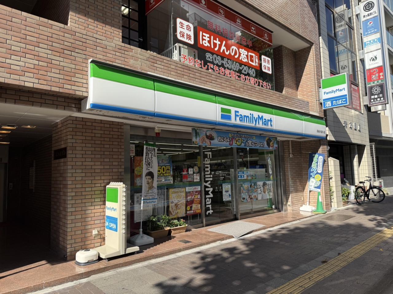 コンビニ　ファミリーマート四谷大通り店（コンビニ）まで83m