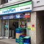 コンビニ　ファミリーマート四谷三丁目駅前店（コンビニ）まで232m
