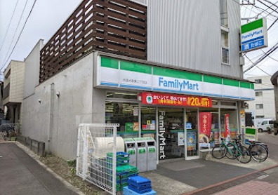 コンビニ　ファミリーマート大森東２丁目店（コンビニ）まで111m