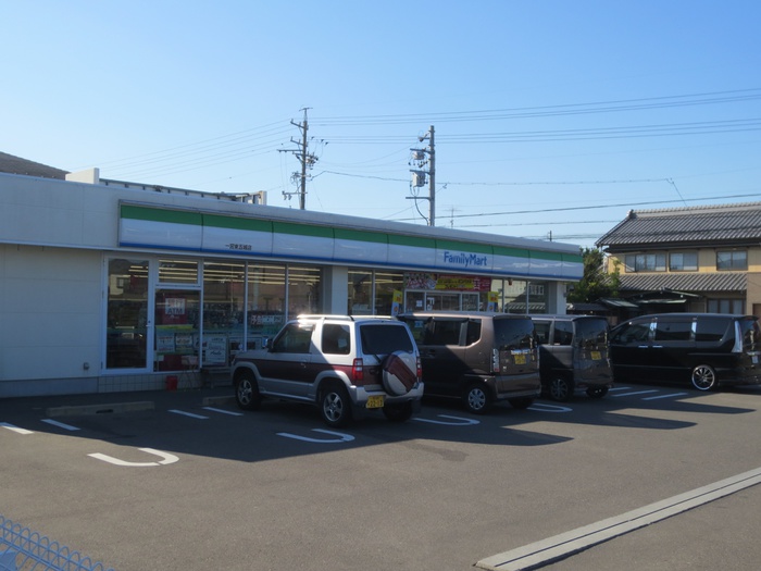 コンビニ　ファミリーマート一宮東五城店（コンビニ）まで1000m