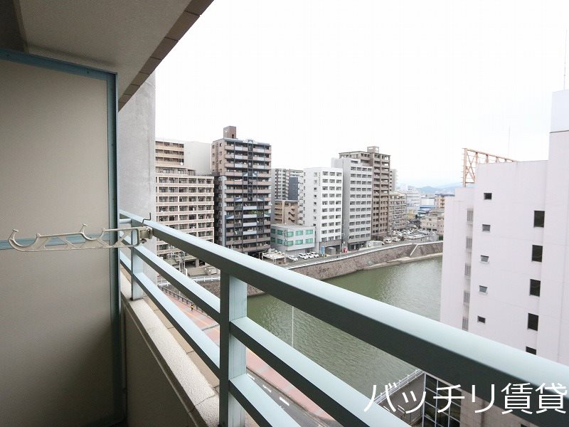 バルコニー　別号室タイプの為、現状を優先致します。