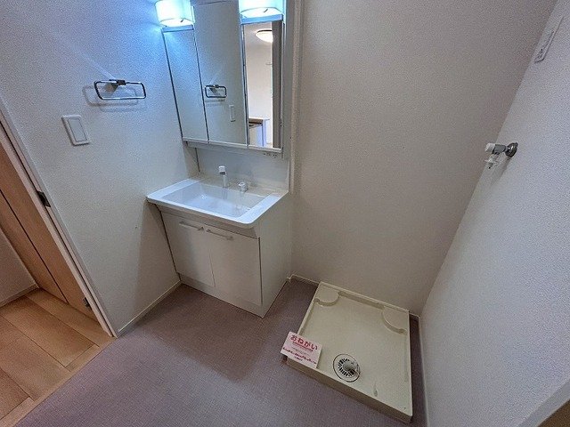 洗面設備　明るい洗面所です