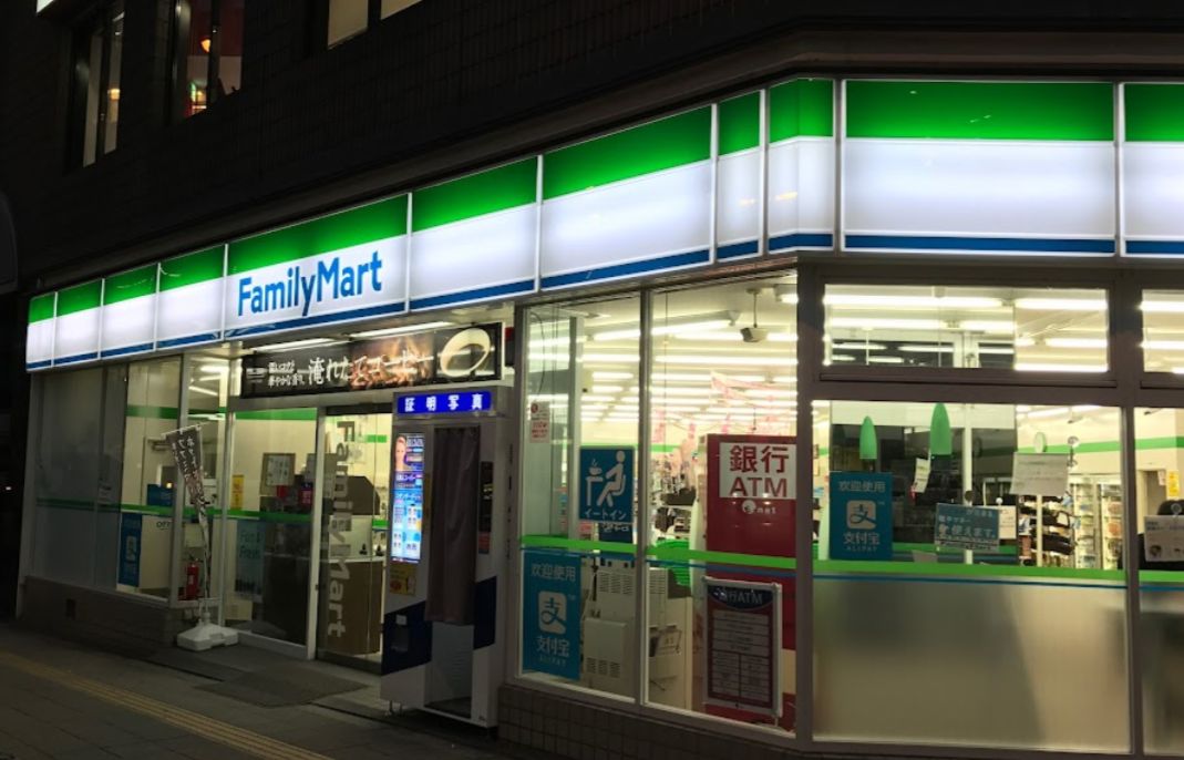 コンビニ　ファミリーマート谷町三丁目店（コンビニ）まで92m