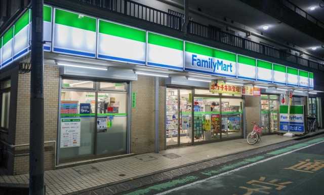 コンビニ　ファミリーマート　新宿大久保二丁目店（コンビニ）まで93m