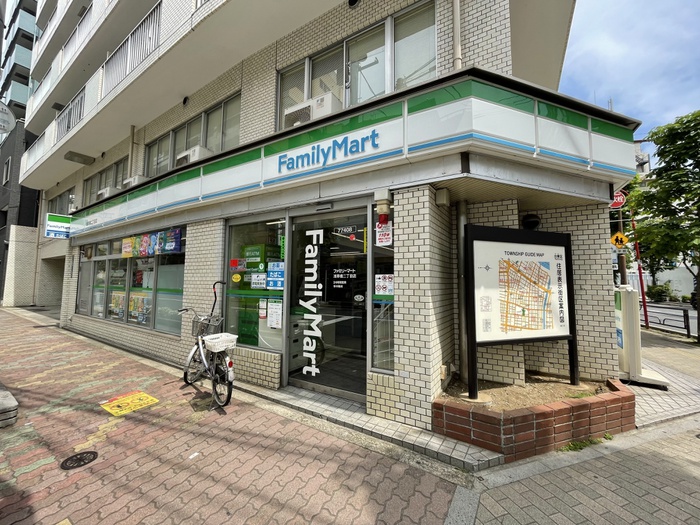 コンビニ　ファミリーマート（コンビニ）まで105m