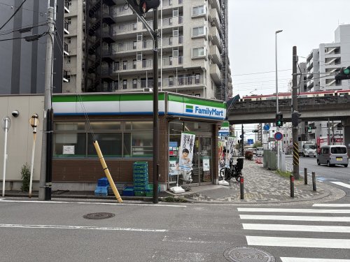 コンビニ　ファミリーマート 鶴見区役所通り店（コンビニ）まで76m