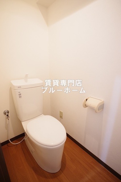 トイレ　上部に収納棚あります！