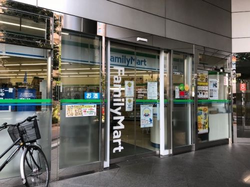 コンビニ　ファミリーマート護国寺駅前店（コンビニ）まで215m