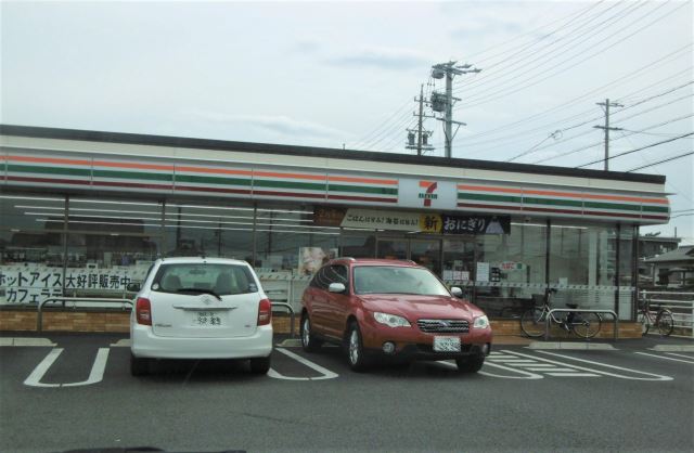 コンビニ　セブンイレブン（コンビニ）まで370m