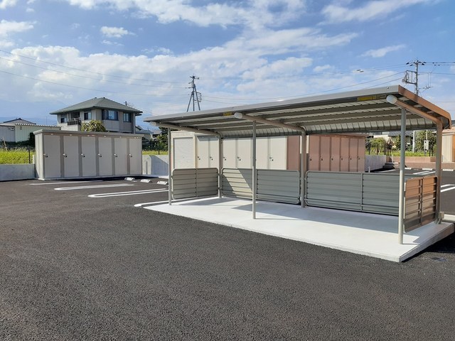 その他設備　駐輪場、専用物置、ペット足洗い場、宅配ボックスあり