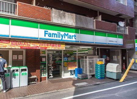 コンビニ　ファミリーマート目黒青葉台三丁目店（コンビニ）まで421m