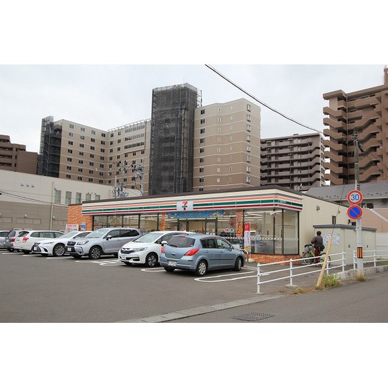 コンビニ　セブンイレブン仙台卸町駅前店（コンビニ）まで235m