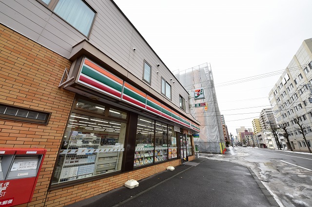 コンビニ　セブンイレブン札幌南4条東店（コンビニ）まで72m