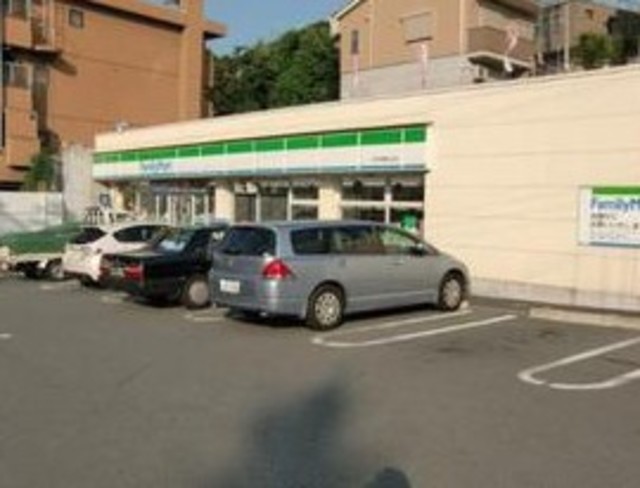 コンビニ　ファミリーマート茨木南春日丘店（コンビニ）まで423m