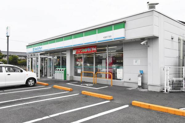 コンビニ　ファミリーマート（コンビニ）まで800m