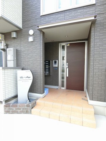 エントランス　共用エントランスは不審者の侵入を未然に防ぐオートロック付き！